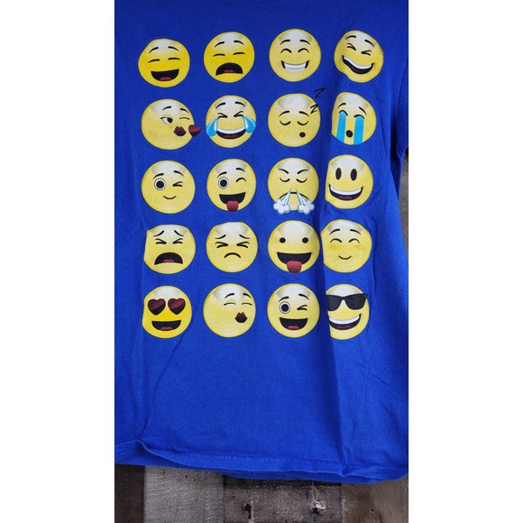 Emoji Shirt with lots 20 different face A must Have - Picture 1 of 4